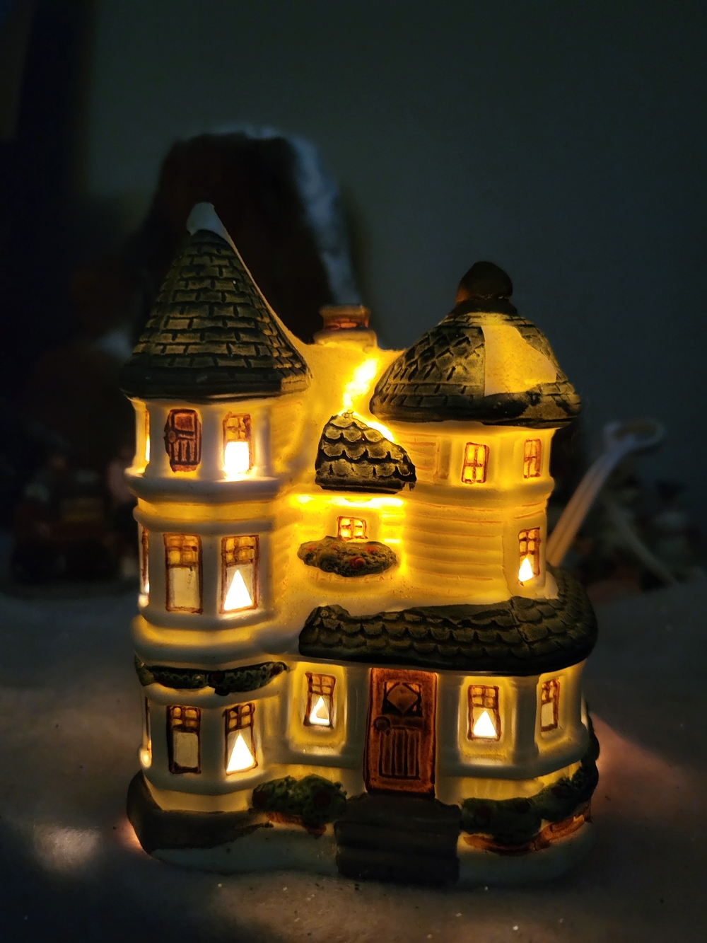 Cobblestone Corners Christmas Village 2001 Yellow Victorian House Tower Lighted